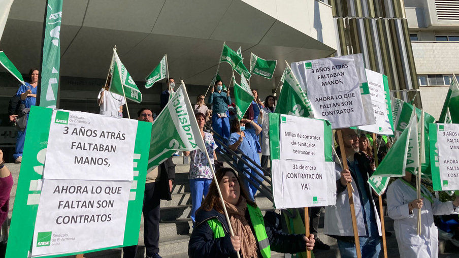 Protesta por la renovación de los eventuales en el Hospital Virgen Macarena